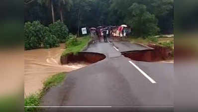 केरल: ...और देखते-देखते बाढ़ में बह गई पक्‍की सड़क