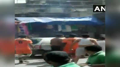 मुजफ्फरनगर: कार के छूकर निकलने पर कांवड़‍ियों ने की जमकर तोड़फोड़, यात्री घायल