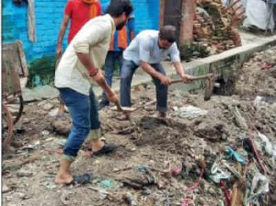 अफसरों ने नहीं सुना तो बीजेपी पार्षद ने खुद उठा लिया फावड़ा