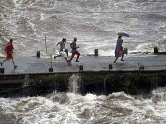 केरल में बाढ़ ने 54 हजार लोगों को प्रभावित किया है।
