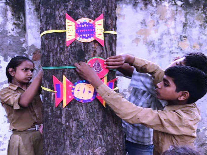 बच्‍चों ने खुद अपने हाथों से तैयार की राखी