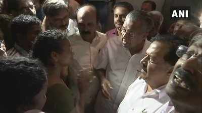 Kerala Flood: வெள்ளத்தால் பாதிக்கப்பட்ட மக்களை ஒன்றாக சந்தித்த முதல்வர், எதிர்கட்சி தலைவர்!