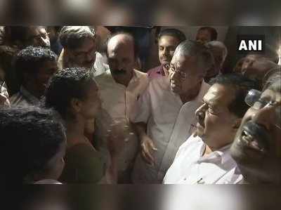 Kerala Flood: வெள்ளத்தால் பாதிக்கப்பட்ட மக்களை ஒன்றாக சந்தித்த முதல்வர், எதிர்கட்சி தலைவர்!