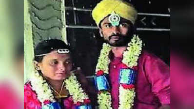 घरवालों की मंजूरी न मिलने पर प्रेमी युगल ने मंदिर में की शादी, विवाह का किया फेसबुक लाइव