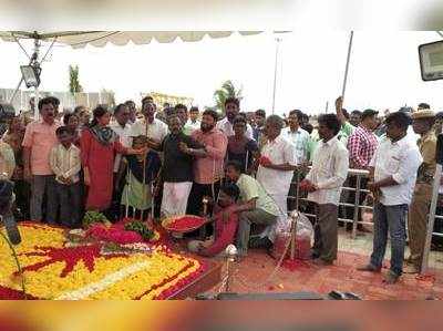 Karunanidhi Memorial : டிசம்பர் 3 இயக்கத்தினர் கருணாநிதியின் நினைவிடத்தில் அஞ்சலி