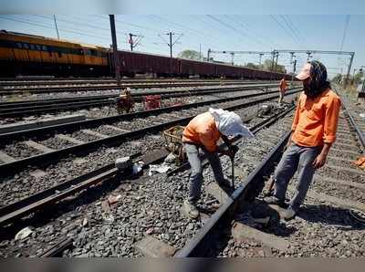 लेटलतीफी की वजह से 200 से अधिक रेलवे प्रॉजेक्ट्स की लागत 1.82 लाख करोड़ रुपये बढ़ी