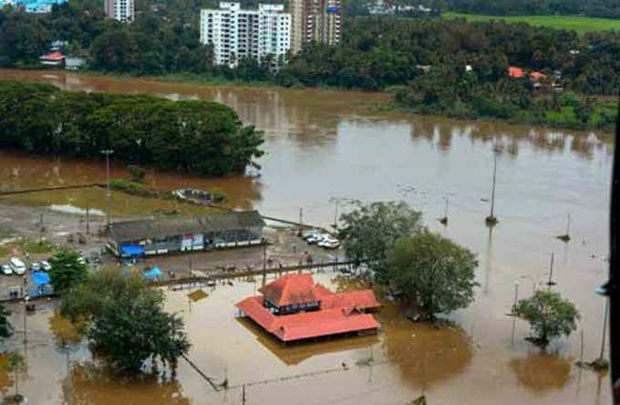 बाढ़ के कारण घरों में अंदर तक घुसा पानी