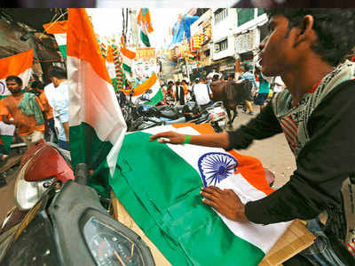 इस स्वतंत्रता दिवस, प्लास्टिक के झंडे नहीं खरीद रहे दिल्ली वाले
