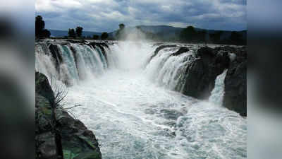 ஒகேனக்கலில் படிப்படியாக குறையும் நீர்வரத்து; வெள்ளம் குறையாத காவிரி ஆறு!