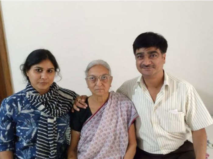 सुमन पुरोहित अपने बेटे और बहू के साथ