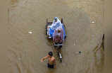 देश भर में बाढ़ का मंजर, तस्वीरों में देखिए पानी में डूबे शहर
