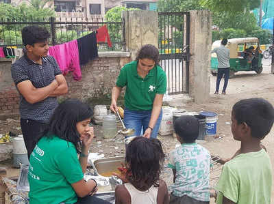 होटल-रेस्तरां के बचे खाने से जरूरतमंदों का पेट भर रही रॉबिनहुड आर्मी