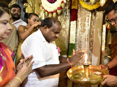 कर्नाटक: 82 दिनों के कार्यकाल में 40 मंदिरों का दौरा कर चुके सीएम कुमारस्‍वामी