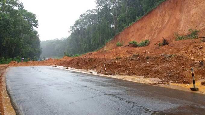 ನೆಲ್ಯಾಡಿಯಲ್ಲೂ ಹೆದ್ದಾರಿ ಮೇಲೆ ಭೂಕುಸಿತ