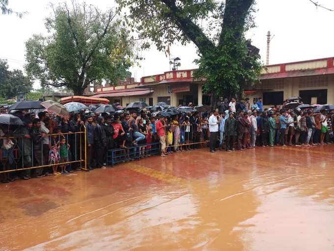 ಸಂಗಮದ ಐತಿಹಾಸಿಕ ಕ್ಷಣಕ್ಕೆ ಕಾದಿರುವ ಸಾವಿರಾರು ಜನ