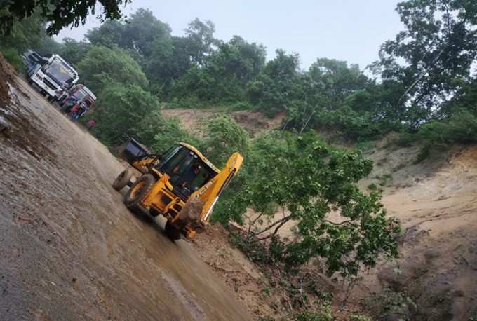 ಗುಡ್ಡ ಕುಸಿತ ಉಂಟಾದ ಪ್ರದೇಶದಲ್ಲಿ ತೆರವು ಕಾರ್ಯಾಚರಣೆ