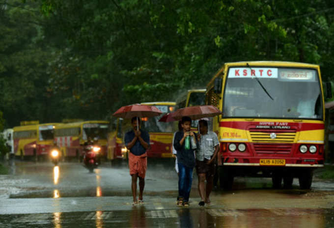 केरल में बारिश ने आम लोगों की मुश्किलें बढ़ा दी हैं.