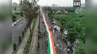 सूरत में स्‍वतंत्रता द‍िवस पर 1100 मीटर लंबे त‍िरंगे को फहराने का द‍िखा उत्‍साह