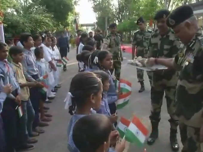 गजब! जम्मू कश्मीर में BSF के जवानों ने बच्चों के साथ मनाया स्वतंत्रता दिवस