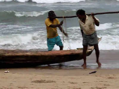 केरल तट पर नौका डूबने से तीन मछुआरे लापता