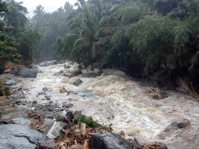 ഇടുക്കിയിൽ ഉരുൾപൊട്ടലിൽ മൂന്ന് പേർ മരിച്ചു