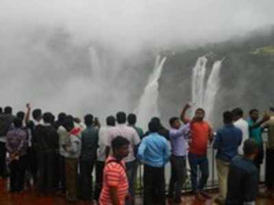 ಜೋಗದಲ್ಲಿ ಜಲದ ಎದುರು ಜನ ಪ್ರವಾಹ