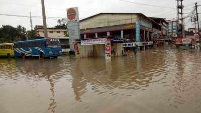 പ്രളയക്കെടുതി രൂക്ഷം: പത്തനംതിട്ട ഒറ്റപ്പെട്ടു, കേന്ദ്ര സേന ഉടനെത്തും