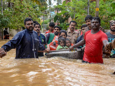 केरल बाढ़: अब तक 77 की मौत, परिवहन सेवाएं ठप, कोच्चि एयरपोर्ट-मेट्रो भी बंद