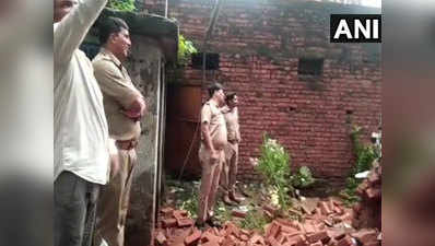 लखनऊ: भारी बार‍िश के बाद पुल‍िस चौकी की छत ग‍िरी