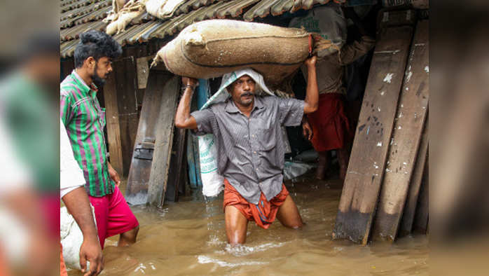Kerala Floods Live Updates: आसमान से बारिश, जमीन पर बाढ़ का कहर जारी