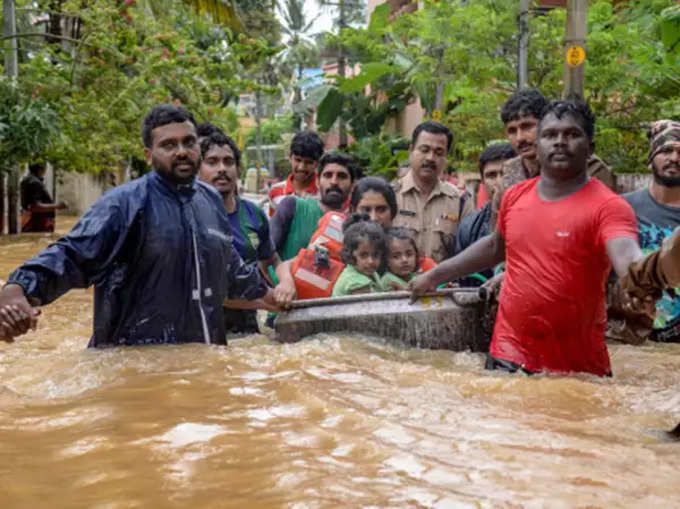 पढ़ें पूरी खबर: केरल बाढ़: अब तक 77 मौतें, एयरपोर्ट-मेट्रो बंद