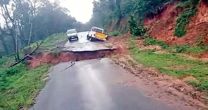 ಮಳೆಯಿಂದ ರಸ್ತೆ ಕುಸಿತ