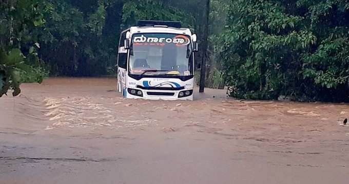 ಸೇತುವೆ ಮೇಲೆ ಸಿಕ್ಕಿಹಾಕಿಕೊಂಡ ಖಾಸಗಿ ಬಸ್