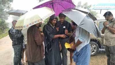 கேரள பாதிப்பிற்கு உதவிக்கரம்; கொட்டும் மழையில் களப்பணி ஆற்றிய தமிழக ஐஏஎஸ் அதிகாரி!