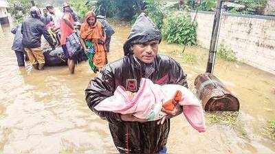 Kerala Floods Control Rooms: தத்தளிக்கும் கேரளா - உதவிக்கு அழைக்க வேண்டிய எண்கள்!!