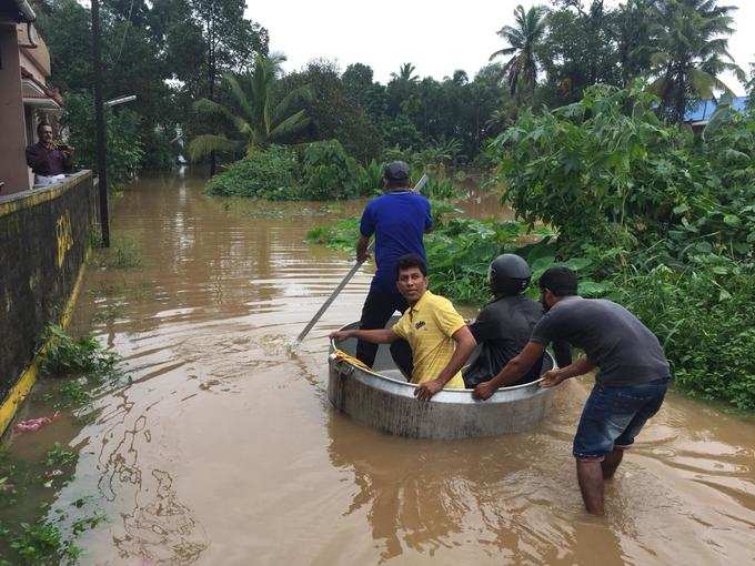 ആലുവ ഏലൂർക്കരയിൽ നാട്ടുകാരുടെ നേതൃത്വത്തിൽ നടത്തുന്ന രക്ഷാപ്രവർത്തനം