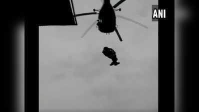देखें: बाढ़ में फंसे बच्चे को यूं ले उड़ा कोस्ट गार्ड का हेलिकॉप्टर