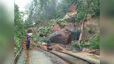 Kerala Flood: மழை காரணமாக தமிழ்நாடு-கேரளா ரயில் பாதையில் நிலச்சரிவு!!