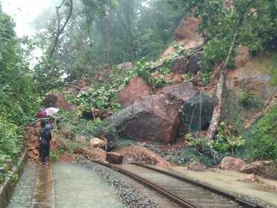 Kerala Flood: மழை காரணமாக தமிழ்நாடு-கேரளா ரயில் பாதையில் நிலச்சரிவு!!