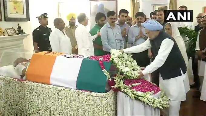 दिल्ली: पूर्व प्रधानमंत्री मनमोहन सिंह ने अटल बिहारी वाजपेयी को उनके घर पर दी श्रद्धांजलि।