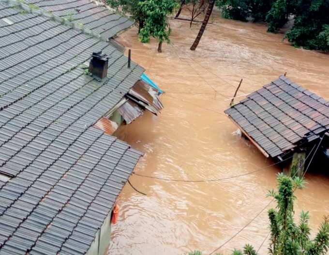 ಭೀಕರ ಮಳೆ: ಎರಡು ಅಂತಸ್ತಿನ ಮನೆಯೇ ಬುಡ ಸಮೇತ 50 ಅಡಿ ಜಾರಿತು! 