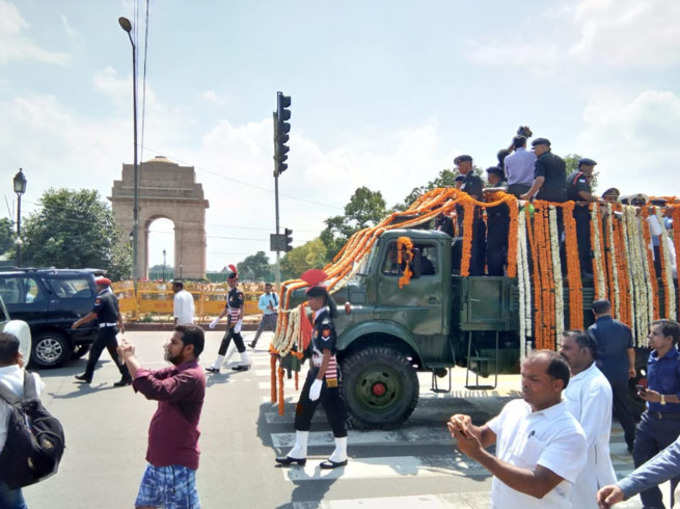 जब इंडिया गेट के सामने से गुजरा काफिला