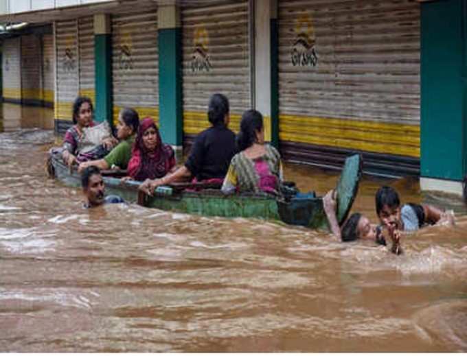 ಕೊಚ್ಚಿಯಲ್ಲಿ ಸುರಕ್ಷಿತ ಪ್ರದೇಶಗಳಿಗೆ ತೆರಳುತ್ತಿರುವುದು