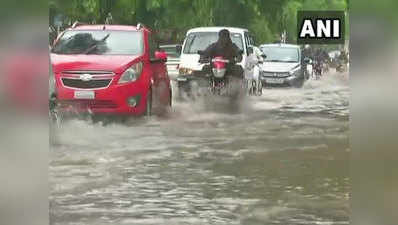 गुजरात: अहमदाबाद में भारी बार‍िश, सड़कों पर जलभराव