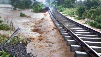 Kerala Floods: எர்ணாக்குளம் - பாலக்காடு இடையே ரயில் போக்குவரத்து துண்டிப்பு!