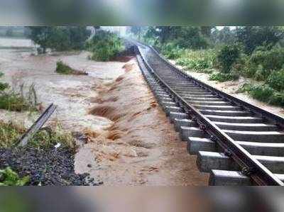 Kerala Floods: எர்ணாக்குளம் - பாலக்காடு இடையே ரயில் போக்குவரத்து துண்டிப்பு!