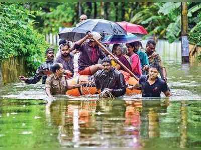 ആലുവ ദുരിതാശ്വാസ ക്യാമ്പില്‍ ആയിരങ്ങള്‍