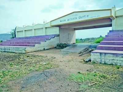 ಆಡುವ ಮುನ್ನವೇ ಔಟಾದ ದೇವದುರ್ಗ ಕ್ರೀಡಾಂಗಣ