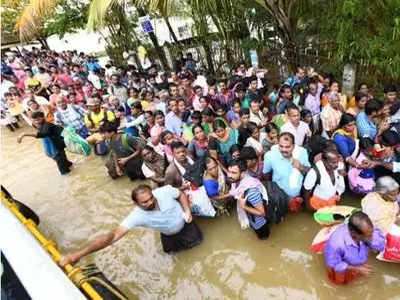 केरळः पुरामुळे आतापर्यंत ३२४ बळी, २ लाख बेघर