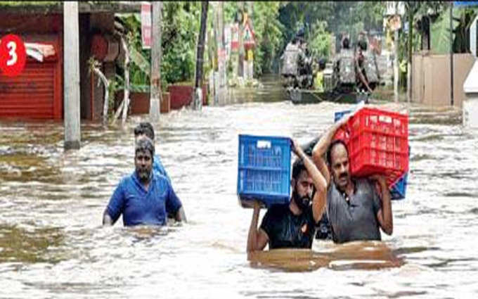 केरलः भारी बारिश के बाद आई बाढ़ की वजह से लोग घर छोड़ राहत शिविरों में जाने को मजबूर